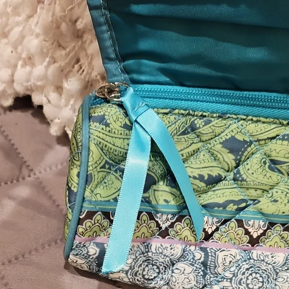 Modella Blue and Green Travel Jeweley Bag with Quilted Design - Picture 14 of 16